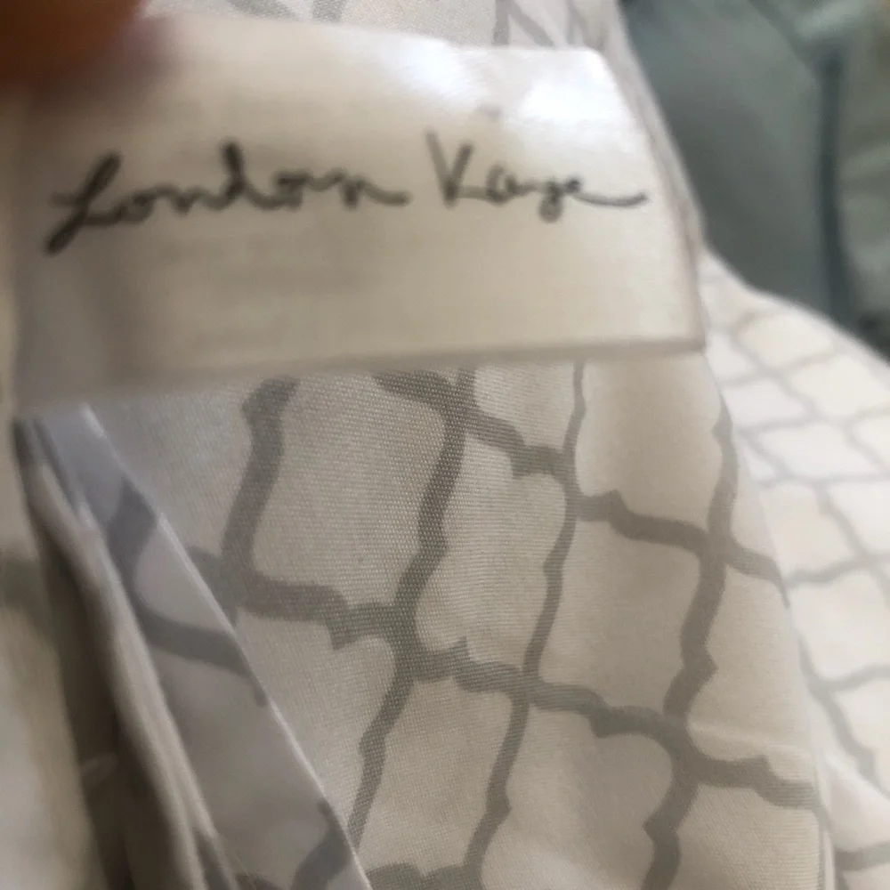 London Kaye Queen Sheet Set white and gray geometrical pattern
